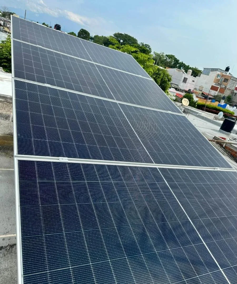 Acercamiento a las celdas de un panel solar instalado