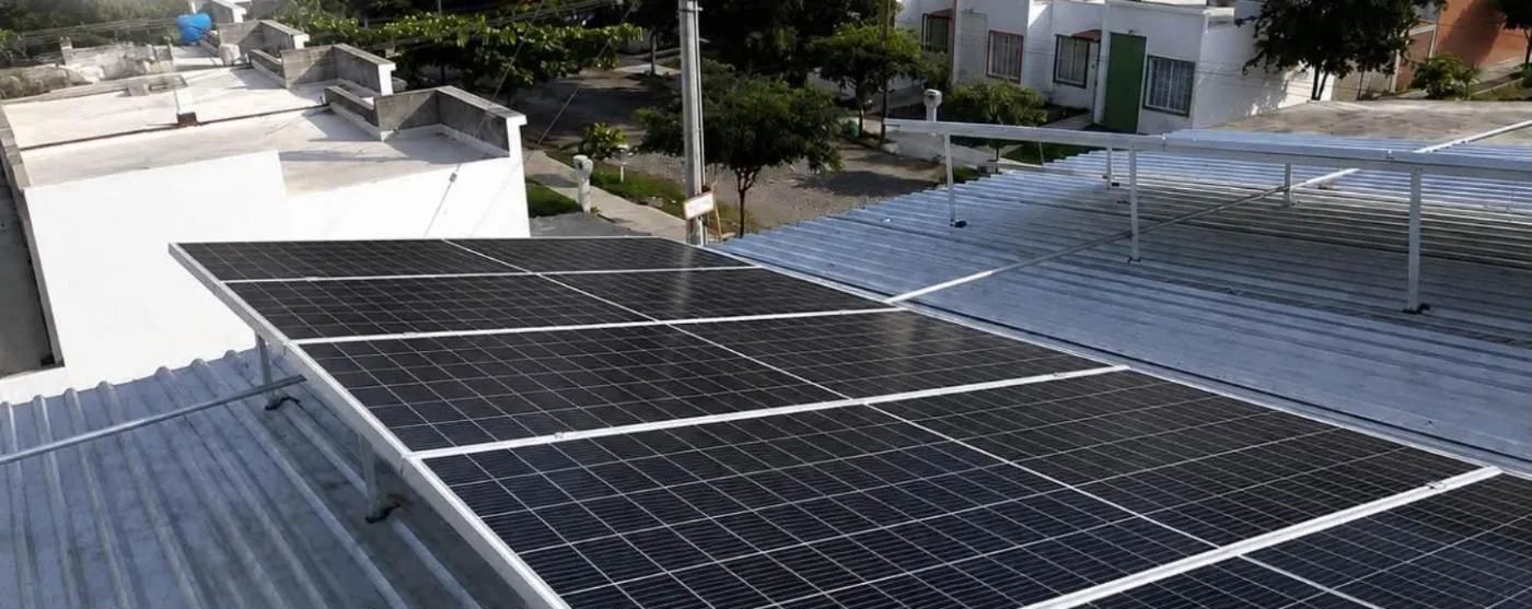 Arreglo de paneles solares sobre techo de lámina en el fraccionamiento Real del Bosque, Tecomán